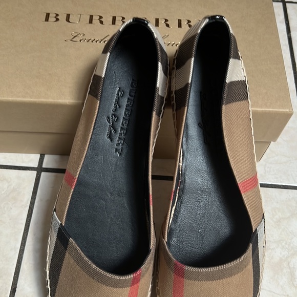 Burberry Shoes new with box and one dust bag only - Picture 3 of 9
